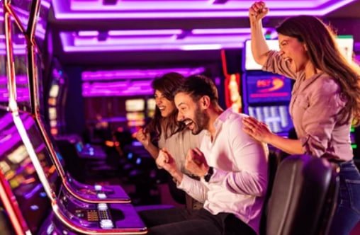 Pemain merayakan kemenangan besar di ruby8000 sportsbook dan casino